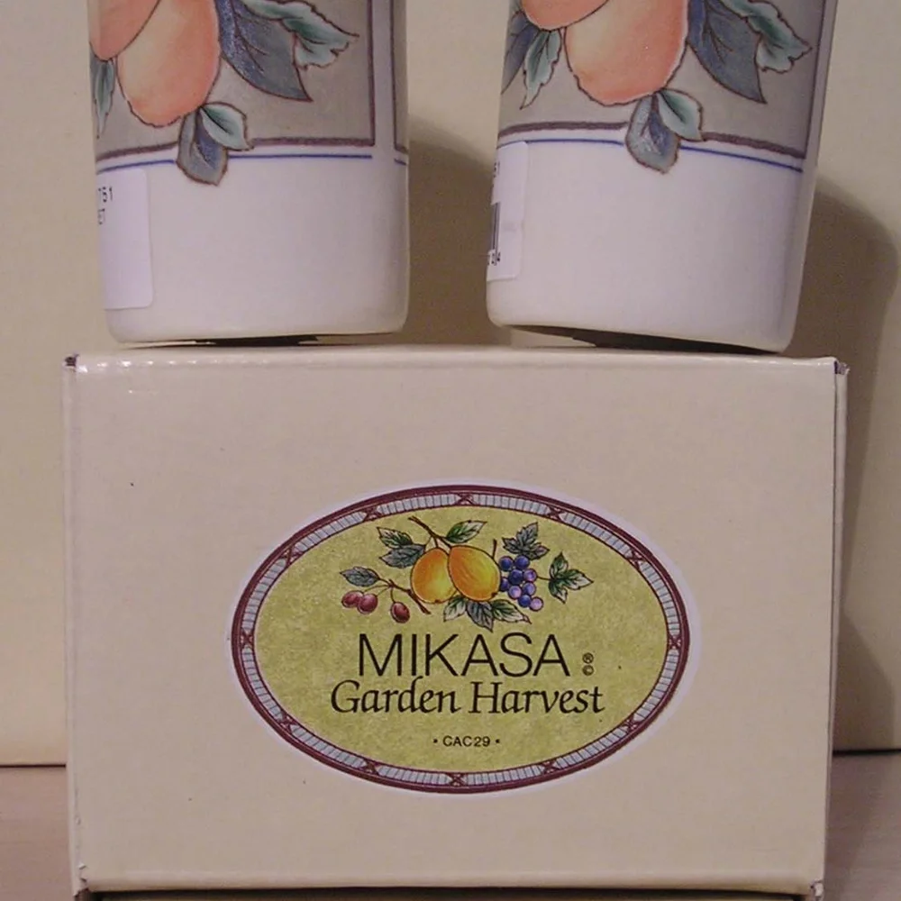 MIKASA INTAGLIO GARDEN HARVEST Salt Pepper Shaker